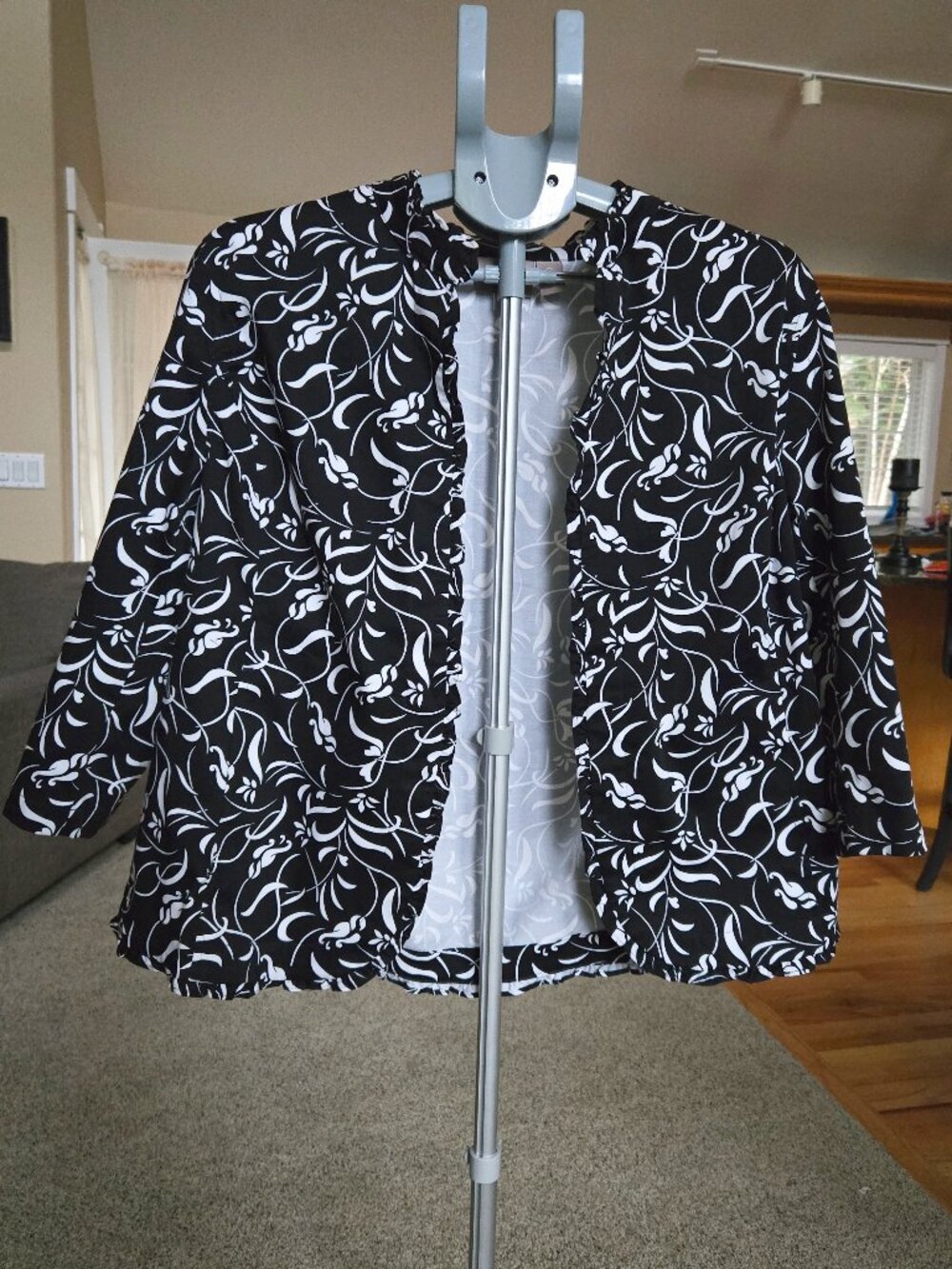 Chico's sz 2 (L/12 ) Black/White open front ruffle trim floral print cardigan